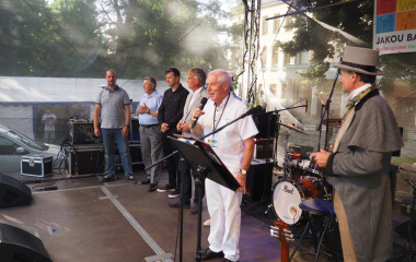 6.8.2022 Multikulturní festival hudby, poezie a zážitků Jakousi červenou nití, která se linula celým programem a propojila jej, byly nejen barvy, ale i slavné písecké osobnosti, které město proslavily. Barevná zastavení s komentovanými prohlídkami nabídla vybrané historické objekty, hudební program nechyběl v Palackého sadech, stejně tak bohatý doprovodný program na mnoha dalších místech.