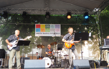6.8.2022 Multikulturní festival hudby, poezie a zážitků Jakousi červenou nití, která se linula celým programem a propojila jej, byly nejen barvy, ale i slavné písecké osobnosti, které město proslavily. Barevná zastavení s komentovanými prohlídkami nabídla vybrané historické objekty, hudební program nechyběl v Palackého sadech, stejně tak bohatý doprovodný program na mnoha dalších místech.