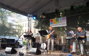 6.8.2022 Multikulturní festival hudby, poezie a zážitků Jakousi červenou nití, která se linula celým programem a propojila jej, byly nejen barvy, ale i slavné písecké osobnosti, které město proslavily. Barevná zastavení s komentovanými prohlídkami nabídla vybrané historické objekty, hudební program nechyběl v Palackého sadech, stejně tak bohatý doprovodný program na mnoha dalších místech.