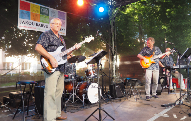 6.8.2022 Multikulturní festival hudby, poezie a zážitků Jakousi červenou nití, která se linula celým programem a propojila jej, byly nejen barvy, ale i slavné písecké osobnosti, které město proslavily. Barevná zastavení s komentovanými prohlídkami nabídla vybrané historické objekty, hudební program nechyběl v Palackého sadech, stejně tak bohatý doprovodný program na mnoha dalších místech.