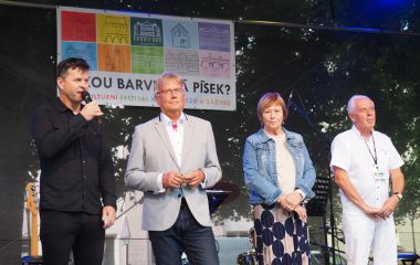 6.8.2022 Multikulturní festival hudby, poezie a zážitků Jakousi červenou nití, která se linula celým programem a propojila jej, byly nejen barvy, ale i slavné písecké osobnosti, které město proslavily. Barevná zastavení s komentovanými prohlídkami nabídla vybrané historické objekty, hudební program nechyběl v Palackého sadech, stejně tak bohatý doprovodný program na mnoha dalších místech.