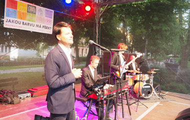 6.8.2022 Multikulturní festival hudby, poezie a zážitků Jakousi červenou nití, která se linula celým programem a propojila jej, byly nejen barvy, ale i slavné písecké osobnosti, které město proslavily. Barevná zastavení s komentovanými prohlídkami nabídla vybrané historické objekty, hudební program nechyběl v Palackého sadech, stejně tak bohatý doprovodný program na mnoha dalších místech.