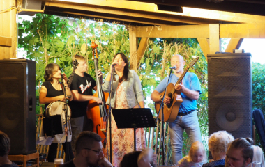 6.8.2022 Multikulturní festival hudby, poezie a zážitků Jakousi červenou nití, která se linula celým programem a propojila jej, byly nejen barvy, ale i slavné písecké osobnosti, které město proslavily. Barevná zastavení s komentovanými prohlídkami nabídla vybrané historické objekty, hudební program nechyběl v Palackého sadech, stejně tak bohatý doprovodný program na mnoha dalších místech.