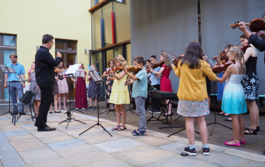 6.8.2022 Multikulturní festival hudby, poezie a zážitků Jakousi červenou nití, která se linula celým programem a propojila jej, byly nejen barvy, ale i slavné písecké osobnosti, které město proslavily. Barevná zastavení s komentovanými prohlídkami nabídla vybrané historické objekty, hudební program nechyběl v Palackého sadech, stejně tak bohatý doprovodný program na mnoha dalších místech.
