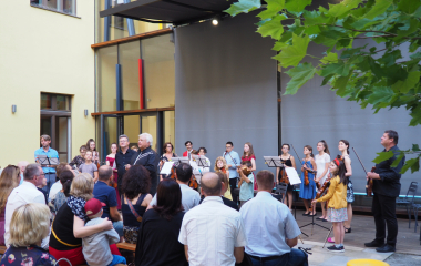 6.8.2022 Multikulturní festival hudby, poezie a zážitků Jakousi červenou nití, která se linula celým programem a propojila jej, byly nejen barvy, ale i slavné písecké osobnosti, které město proslavily. Barevná zastavení s komentovanými prohlídkami nabídla vybrané historické objekty, hudební program nechyběl v Palackého sadech, stejně tak bohatý doprovodný program na mnoha dalších místech.
