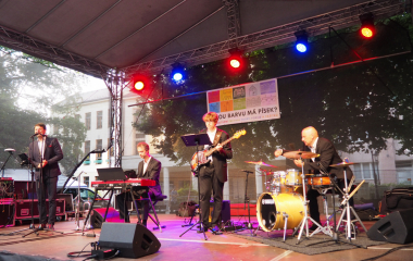 6.8.2022 Multikulturní festival hudby, poezie a zážitků Jakousi červenou nití, která se linula celým programem a propojila jej, byly nejen barvy, ale i slavné písecké osobnosti, které město proslavily. Barevná zastavení s komentovanými prohlídkami nabídla vybrané historické objekty, hudební program nechyběl v Palackého sadech, stejně tak bohatý doprovodný program na mnoha dalších místech.