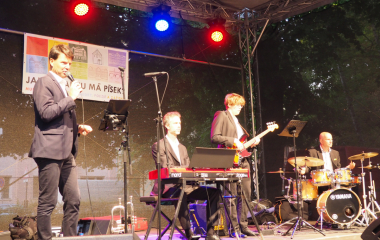 6.8.2022 Multikulturní festival hudby, poezie a zážitků Jakousi červenou nití, která se linula celým programem a propojila jej, byly nejen barvy, ale i slavné písecké osobnosti, které město proslavily. Barevná zastavení s komentovanými prohlídkami nabídla vybrané historické objekty, hudební program nechyběl v Palackého sadech, stejně tak bohatý doprovodný program na mnoha dalších místech.