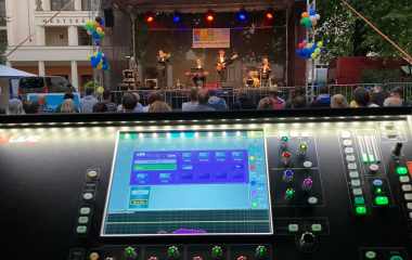 6.8.2022 Multikulturní festival hudby, poezie a zážitků Jakousi červenou nití, která se linula celým programem a propojila jej, byly nejen barvy, ale i slavné písecké osobnosti, které město proslavily. Barevná zastavení s komentovanými prohlídkami nabídla vybrané historické objekty, hudební program nechyběl v Palackého sadech, stejně tak bohatý doprovodný program na mnoha dalších místech.