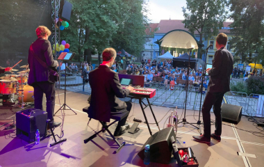 6.8.2022 Multikulturní festival hudby, poezie a zážitků Jakousi červenou nití, která se linula celým programem a propojila jej, byly nejen barvy, ale i slavné písecké osobnosti, které město proslavily. Barevná zastavení s komentovanými prohlídkami nabídla vybrané historické objekty, hudební program nechyběl v Palackého sadech, stejně tak bohatý doprovodný program na mnoha dalších místech.