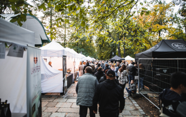 17.9.2022 V sobotu 17. září se konal v Písku druhý ročník festivalu vína.  Fanouškům dobrého vína se v Palackého sadech představilo dvacet pečlivě vybraných vinařství z Čech a Moravy.  Vystoupila Cimbálová muzika Alexandra Vrábela, skupina Like-it a DJ Meli. 