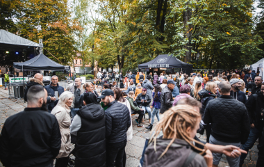 17.9.2022 V sobotu 17. září se konal v Písku druhý ročník festivalu vína.  Fanouškům dobrého vína se v Palackého sadech představilo dvacet pečlivě vybraných vinařství z Čech a Moravy.  Vystoupila Cimbálová muzika Alexandra Vrábela, skupina Like-it a DJ Meli. 