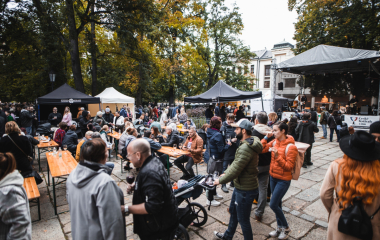 17.9.2022 V sobotu 17. září se konal v Písku druhý ročník festivalu vína.  Fanouškům dobrého vína se v Palackého sadech představilo dvacet pečlivě vybraných vinařství z Čech a Moravy.  Vystoupila Cimbálová muzika Alexandra Vrábela, skupina Like-it a DJ Meli. 
