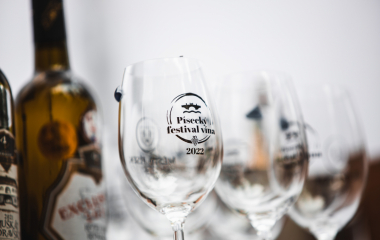 17.9.2022 V sobotu 17. září se konal v Písku druhý ročník festivalu vína.  Fanouškům dobrého vína se v Palackého sadech představilo dvacet pečlivě vybraných vinařství z Čech a Moravy.  Vystoupila Cimbálová muzika Alexandra Vrábela, skupina Like-it a DJ Meli. 