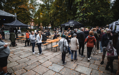 17.9.2022 V sobotu 17. září se konal v Písku druhý ročník festivalu vína.  Fanouškům dobrého vína se v Palackého sadech představilo dvacet pečlivě vybraných vinařství z Čech a Moravy.  Vystoupila Cimbálová muzika Alexandra Vrábela, skupina Like-it a DJ Meli. 