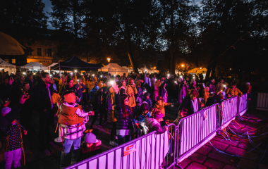 17.9.2022 V sobotu 17. září se konal v Písku druhý ročník festivalu vína.  Fanouškům dobrého vína se v Palackého sadech představilo dvacet pečlivě vybraných vinařství z Čech a Moravy.  Vystoupila Cimbálová muzika Alexandra Vrábela, skupina Like-it a DJ Meli. 