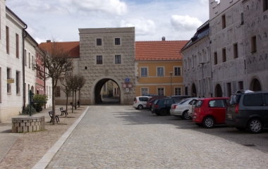 7.4.2022 Senior pořádal 7. dubna zájezd do Moravského Krumlova a Slavonic.