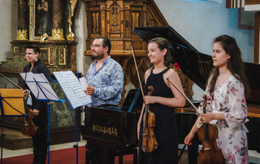 13.7.2023 Dvoutýdenní letní kurz završil Závěrečný koncert účastníků, který se konal 13. července v Trojici. Za fotografie děkujeme panu Valečkovi.