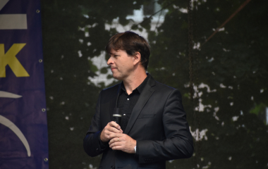 4.8.2023 Jazzový festival Jazz in Písek, který se konal již sedmým rokem, se stal pro jazzové nadšence skutečným pojmem a každoročně přiláká do Palackého sadů stovky návštěvníků. Pravidelně první pátek v srpnu Písek ožívá sérií vystoupení jazzových muzikantů, mezi kterými se nejednou objevily opravdové osobnosti. Stejně tak tomu bylo i v pátek 4. srpna, kdy jste se pod širým nebem mohli těšit na jazzové hvězdy, které v současnosti udávají hlavní proud, ale nechyběly ani moderní trendy.