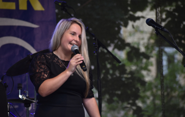 4.8.2023 Jazzový festival Jazz in Písek, který se konal již sedmým rokem, se stal pro jazzové nadšence skutečným pojmem a každoročně přiláká do Palackého sadů stovky návštěvníků. Pravidelně první pátek v srpnu Písek ožívá sérií vystoupení jazzových muzikantů, mezi kterými se nejednou objevily opravdové osobnosti. Stejně tak tomu bylo i v pátek 4. srpna, kdy jste se pod širým nebem mohli těšit na jazzové hvězdy, které v současnosti udávají hlavní proud, ale nechyběly ani moderní trendy.