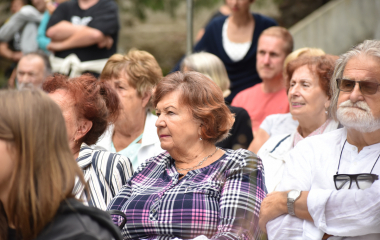 4.8.2023 Jazzový festival Jazz in Písek, který se konal již sedmým rokem, se stal pro jazzové nadšence skutečným pojmem a každoročně přiláká do Palackého sadů stovky návštěvníků. Pravidelně první pátek v srpnu Písek ožívá sérií vystoupení jazzových muzikantů, mezi kterými se nejednou objevily opravdové osobnosti. Stejně tak tomu bylo i v pátek 4. srpna, kdy jste se pod širým nebem mohli těšit na jazzové hvězdy, které v současnosti udávají hlavní proud, ale nechyběly ani moderní trendy.