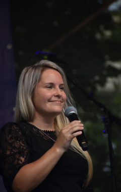 4.8.2023 Jazzový festival Jazz in Písek, který se konal již sedmým rokem, se stal pro jazzové nadšence skutečným pojmem a každoročně přiláká do Palackého sadů stovky návštěvníků. Pravidelně první pátek v srpnu Písek ožívá sérií vystoupení jazzových muzikantů, mezi kterými se nejednou objevily opravdové osobnosti. Stejně tak tomu bylo i v pátek 4. srpna, kdy jste se pod širým nebem mohli těšit na jazzové hvězdy, které v současnosti udávají hlavní proud, ale nechyběly ani moderní trendy.