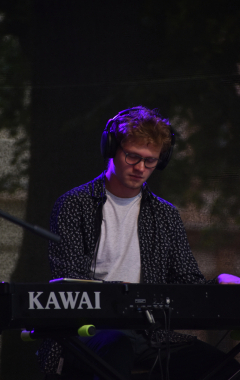 4.8.2023 Jazzový festival Jazz in Písek, který se konal již sedmým rokem, se stal pro jazzové nadšence skutečným pojmem a každoročně přiláká do Palackého sadů stovky návštěvníků. Pravidelně první pátek v srpnu Písek ožívá sérií vystoupení jazzových muzikantů, mezi kterými se nejednou objevily opravdové osobnosti. Stejně tak tomu bylo i v pátek 4. srpna, kdy jste se pod širým nebem mohli těšit na jazzové hvězdy, které v současnosti udávají hlavní proud, ale nechyběly ani moderní trendy.
