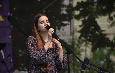 4.8.2023 Jazzový festival Jazz in Písek, který se konal již sedmým rokem, se stal pro jazzové nadšence skutečným pojmem a každoročně přiláká do Palackého sadů stovky návštěvníků. Pravidelně první pátek v srpnu Písek ožívá sérií vystoupení jazzových muzikantů, mezi kterými se nejednou objevily opravdové osobnosti. Stejně tak tomu bylo i v pátek 4. srpna, kdy jste se pod širým nebem mohli těšit na jazzové hvězdy, které v současnosti udávají hlavní proud, ale nechyběly ani moderní trendy.