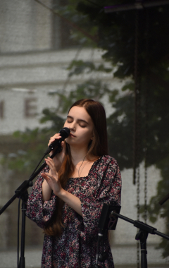 4.8.2023 Jazzový festival Jazz in Písek, který se konal již sedmým rokem, se stal pro jazzové nadšence skutečným pojmem a každoročně přiláká do Palackého sadů stovky návštěvníků. Pravidelně první pátek v srpnu Písek ožívá sérií vystoupení jazzových muzikantů, mezi kterými se nejednou objevily opravdové osobnosti. Stejně tak tomu bylo i v pátek 4. srpna, kdy jste se pod širým nebem mohli těšit na jazzové hvězdy, které v současnosti udávají hlavní proud, ale nechyběly ani moderní trendy.