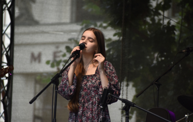 4.8.2023 Jazzový festival Jazz in Písek, který se konal již sedmým rokem, se stal pro jazzové nadšence skutečným pojmem a každoročně přiláká do Palackého sadů stovky návštěvníků. Pravidelně první pátek v srpnu Písek ožívá sérií vystoupení jazzových muzikantů, mezi kterými se nejednou objevily opravdové osobnosti. Stejně tak tomu bylo i v pátek 4. srpna, kdy jste se pod širým nebem mohli těšit na jazzové hvězdy, které v současnosti udávají hlavní proud, ale nechyběly ani moderní trendy.