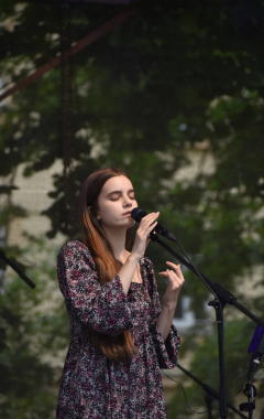 4.8.2023 Jazzový festival Jazz in Písek, který se konal již sedmým rokem, se stal pro jazzové nadšence skutečným pojmem a každoročně přiláká do Palackého sadů stovky návštěvníků. Pravidelně první pátek v srpnu Písek ožívá sérií vystoupení jazzových muzikantů, mezi kterými se nejednou objevily opravdové osobnosti. Stejně tak tomu bylo i v pátek 4. srpna, kdy jste se pod širým nebem mohli těšit na jazzové hvězdy, které v současnosti udávají hlavní proud, ale nechyběly ani moderní trendy.