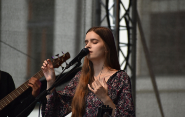 4.8.2023 Jazzový festival Jazz in Písek, který se konal již sedmým rokem, se stal pro jazzové nadšence skutečným pojmem a každoročně přiláká do Palackého sadů stovky návštěvníků. Pravidelně první pátek v srpnu Písek ožívá sérií vystoupení jazzových muzikantů, mezi kterými se nejednou objevily opravdové osobnosti. Stejně tak tomu bylo i v pátek 4. srpna, kdy jste se pod širým nebem mohli těšit na jazzové hvězdy, které v současnosti udávají hlavní proud, ale nechyběly ani moderní trendy.