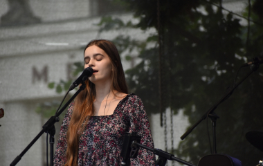 4.8.2023 Jazzový festival Jazz in Písek, který se konal již sedmým rokem, se stal pro jazzové nadšence skutečným pojmem a každoročně přiláká do Palackého sadů stovky návštěvníků. Pravidelně první pátek v srpnu Písek ožívá sérií vystoupení jazzových muzikantů, mezi kterými se nejednou objevily opravdové osobnosti. Stejně tak tomu bylo i v pátek 4. srpna, kdy jste se pod širým nebem mohli těšit na jazzové hvězdy, které v současnosti udávají hlavní proud, ale nechyběly ani moderní trendy.