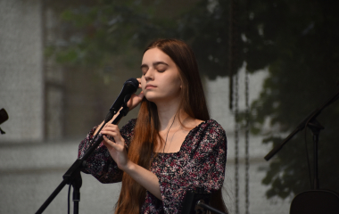 4.8.2023 Jazzový festival Jazz in Písek, který se konal již sedmým rokem, se stal pro jazzové nadšence skutečným pojmem a každoročně přiláká do Palackého sadů stovky návštěvníků. Pravidelně první pátek v srpnu Písek ožívá sérií vystoupení jazzových muzikantů, mezi kterými se nejednou objevily opravdové osobnosti. Stejně tak tomu bylo i v pátek 4. srpna, kdy jste se pod širým nebem mohli těšit na jazzové hvězdy, které v současnosti udávají hlavní proud, ale nechyběly ani moderní trendy.