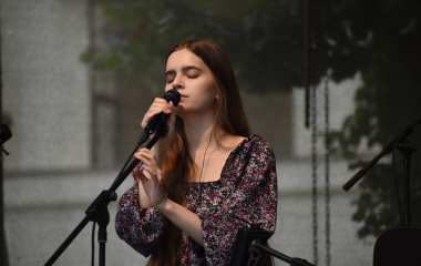 4.8.2023 Jazzový festival Jazz in Písek, který se konal již sedmým rokem, se stal pro jazzové nadšence skutečným pojmem a každoročně přiláká do Palackého sadů stovky návštěvníků. Pravidelně první pátek v srpnu Písek ožívá sérií vystoupení jazzových muzikantů, mezi kterými se nejednou objevily opravdové osobnosti. Stejně tak tomu bylo i v pátek 4. srpna, kdy jste se pod širým nebem mohli těšit na jazzové hvězdy, které v současnosti udávají hlavní proud, ale nechyběly ani moderní trendy.