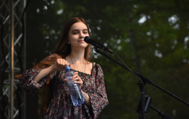 4.8.2023 Jazzový festival Jazz in Písek, který se konal již sedmým rokem, se stal pro jazzové nadšence skutečným pojmem a každoročně přiláká do Palackého sadů stovky návštěvníků. Pravidelně první pátek v srpnu Písek ožívá sérií vystoupení jazzových muzikantů, mezi kterými se nejednou objevily opravdové osobnosti. Stejně tak tomu bylo i v pátek 4. srpna, kdy jste se pod širým nebem mohli těšit na jazzové hvězdy, které v současnosti udávají hlavní proud, ale nechyběly ani moderní trendy.