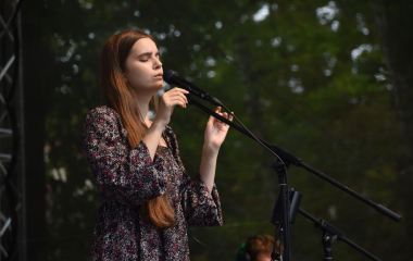 4.8.2023 Jazzový festival Jazz in Písek, který se konal již sedmým rokem, se stal pro jazzové nadšence skutečným pojmem a každoročně přiláká do Palackého sadů stovky návštěvníků. Pravidelně první pátek v srpnu Písek ožívá sérií vystoupení jazzových muzikantů, mezi kterými se nejednou objevily opravdové osobnosti. Stejně tak tomu bylo i v pátek 4. srpna, kdy jste se pod širým nebem mohli těšit na jazzové hvězdy, které v současnosti udávají hlavní proud, ale nechyběly ani moderní trendy.
