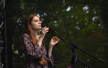 4.8.2023 Jazzový festival Jazz in Písek, který se konal již sedmým rokem, se stal pro jazzové nadšence skutečným pojmem a každoročně přiláká do Palackého sadů stovky návštěvníků. Pravidelně první pátek v srpnu Písek ožívá sérií vystoupení jazzových muzikantů, mezi kterými se nejednou objevily opravdové osobnosti. Stejně tak tomu bylo i v pátek 4. srpna, kdy jste se pod širým nebem mohli těšit na jazzové hvězdy, které v současnosti udávají hlavní proud, ale nechyběly ani moderní trendy.