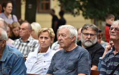 4.8.2023 Jazzový festival Jazz in Písek, který se konal již sedmým rokem, se stal pro jazzové nadšence skutečným pojmem a každoročně přiláká do Palackého sadů stovky návštěvníků. Pravidelně první pátek v srpnu Písek ožívá sérií vystoupení jazzových muzikantů, mezi kterými se nejednou objevily opravdové osobnosti. Stejně tak tomu bylo i v pátek 4. srpna, kdy jste se pod širým nebem mohli těšit na jazzové hvězdy, které v současnosti udávají hlavní proud, ale nechyběly ani moderní trendy.
