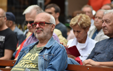 4.8.2023 Jazzový festival Jazz in Písek, který se konal již sedmým rokem, se stal pro jazzové nadšence skutečným pojmem a každoročně přiláká do Palackého sadů stovky návštěvníků. Pravidelně první pátek v srpnu Písek ožívá sérií vystoupení jazzových muzikantů, mezi kterými se nejednou objevily opravdové osobnosti. Stejně tak tomu bylo i v pátek 4. srpna, kdy jste se pod širým nebem mohli těšit na jazzové hvězdy, které v současnosti udávají hlavní proud, ale nechyběly ani moderní trendy.