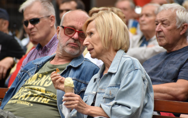 4.8.2023 Jazzový festival Jazz in Písek, který se konal již sedmým rokem, se stal pro jazzové nadšence skutečným pojmem a každoročně přiláká do Palackého sadů stovky návštěvníků. Pravidelně první pátek v srpnu Písek ožívá sérií vystoupení jazzových muzikantů, mezi kterými se nejednou objevily opravdové osobnosti. Stejně tak tomu bylo i v pátek 4. srpna, kdy jste se pod širým nebem mohli těšit na jazzové hvězdy, které v současnosti udávají hlavní proud, ale nechyběly ani moderní trendy.