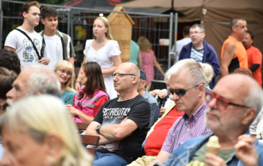 4.8.2023 Jazzový festival Jazz in Písek, který se konal již sedmým rokem, se stal pro jazzové nadšence skutečným pojmem a každoročně přiláká do Palackého sadů stovky návštěvníků. Pravidelně první pátek v srpnu Písek ožívá sérií vystoupení jazzových muzikantů, mezi kterými se nejednou objevily opravdové osobnosti. Stejně tak tomu bylo i v pátek 4. srpna, kdy jste se pod širým nebem mohli těšit na jazzové hvězdy, které v současnosti udávají hlavní proud, ale nechyběly ani moderní trendy.