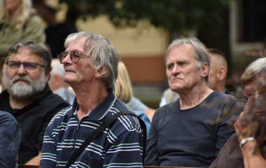 4.8.2023 Jazzový festival Jazz in Písek, který se konal již sedmým rokem, se stal pro jazzové nadšence skutečným pojmem a každoročně přiláká do Palackého sadů stovky návštěvníků. Pravidelně první pátek v srpnu Písek ožívá sérií vystoupení jazzových muzikantů, mezi kterými se nejednou objevily opravdové osobnosti. Stejně tak tomu bylo i v pátek 4. srpna, kdy jste se pod širým nebem mohli těšit na jazzové hvězdy, které v současnosti udávají hlavní proud, ale nechyběly ani moderní trendy.