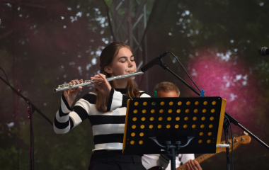4.8.2023 Jazzový festival Jazz in Písek, který se konal již sedmým rokem, se stal pro jazzové nadšence skutečným pojmem a každoročně přiláká do Palackého sadů stovky návštěvníků. Pravidelně první pátek v srpnu Písek ožívá sérií vystoupení jazzových muzikantů, mezi kterými se nejednou objevily opravdové osobnosti. Stejně tak tomu bylo i v pátek 4. srpna, kdy jste se pod širým nebem mohli těšit na jazzové hvězdy, které v současnosti udávají hlavní proud, ale nechyběly ani moderní trendy.