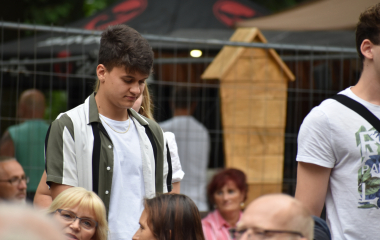 4.8.2023 Jazzový festival Jazz in Písek, který se konal již sedmým rokem, se stal pro jazzové nadšence skutečným pojmem a každoročně přiláká do Palackého sadů stovky návštěvníků. Pravidelně první pátek v srpnu Písek ožívá sérií vystoupení jazzových muzikantů, mezi kterými se nejednou objevily opravdové osobnosti. Stejně tak tomu bylo i v pátek 4. srpna, kdy jste se pod širým nebem mohli těšit na jazzové hvězdy, které v současnosti udávají hlavní proud, ale nechyběly ani moderní trendy.