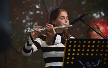 4.8.2023 Jazzový festival Jazz in Písek, který se konal již sedmým rokem, se stal pro jazzové nadšence skutečným pojmem a každoročně přiláká do Palackého sadů stovky návštěvníků. Pravidelně první pátek v srpnu Písek ožívá sérií vystoupení jazzových muzikantů, mezi kterými se nejednou objevily opravdové osobnosti. Stejně tak tomu bylo i v pátek 4. srpna, kdy jste se pod širým nebem mohli těšit na jazzové hvězdy, které v současnosti udávají hlavní proud, ale nechyběly ani moderní trendy.