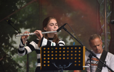 4.8.2023 Jazzový festival Jazz in Písek, který se konal již sedmým rokem, se stal pro jazzové nadšence skutečným pojmem a každoročně přiláká do Palackého sadů stovky návštěvníků. Pravidelně první pátek v srpnu Písek ožívá sérií vystoupení jazzových muzikantů, mezi kterými se nejednou objevily opravdové osobnosti. Stejně tak tomu bylo i v pátek 4. srpna, kdy jste se pod širým nebem mohli těšit na jazzové hvězdy, které v současnosti udávají hlavní proud, ale nechyběly ani moderní trendy.