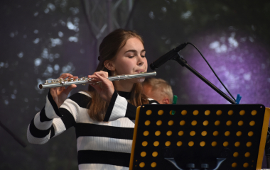 4.8.2023 Jazzový festival Jazz in Písek, který se konal již sedmým rokem, se stal pro jazzové nadšence skutečným pojmem a každoročně přiláká do Palackého sadů stovky návštěvníků. Pravidelně první pátek v srpnu Písek ožívá sérií vystoupení jazzových muzikantů, mezi kterými se nejednou objevily opravdové osobnosti. Stejně tak tomu bylo i v pátek 4. srpna, kdy jste se pod širým nebem mohli těšit na jazzové hvězdy, které v současnosti udávají hlavní proud, ale nechyběly ani moderní trendy.
