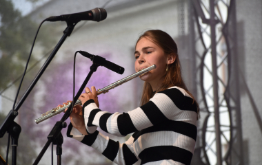 4.8.2023 Jazzový festival Jazz in Písek, který se konal již sedmým rokem, se stal pro jazzové nadšence skutečným pojmem a každoročně přiláká do Palackého sadů stovky návštěvníků. Pravidelně první pátek v srpnu Písek ožívá sérií vystoupení jazzových muzikantů, mezi kterými se nejednou objevily opravdové osobnosti. Stejně tak tomu bylo i v pátek 4. srpna, kdy jste se pod širým nebem mohli těšit na jazzové hvězdy, které v současnosti udávají hlavní proud, ale nechyběly ani moderní trendy.