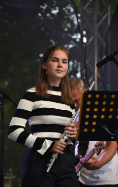 4.8.2023 Jazzový festival Jazz in Písek, který se konal již sedmým rokem, se stal pro jazzové nadšence skutečným pojmem a každoročně přiláká do Palackého sadů stovky návštěvníků. Pravidelně první pátek v srpnu Písek ožívá sérií vystoupení jazzových muzikantů, mezi kterými se nejednou objevily opravdové osobnosti. Stejně tak tomu bylo i v pátek 4. srpna, kdy jste se pod širým nebem mohli těšit na jazzové hvězdy, které v současnosti udávají hlavní proud, ale nechyběly ani moderní trendy.