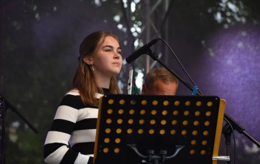 4.8.2023 Jazzový festival Jazz in Písek, který se konal již sedmým rokem, se stal pro jazzové nadšence skutečným pojmem a každoročně přiláká do Palackého sadů stovky návštěvníků. Pravidelně první pátek v srpnu Písek ožívá sérií vystoupení jazzových muzikantů, mezi kterými se nejednou objevily opravdové osobnosti. Stejně tak tomu bylo i v pátek 4. srpna, kdy jste se pod širým nebem mohli těšit na jazzové hvězdy, které v současnosti udávají hlavní proud, ale nechyběly ani moderní trendy.